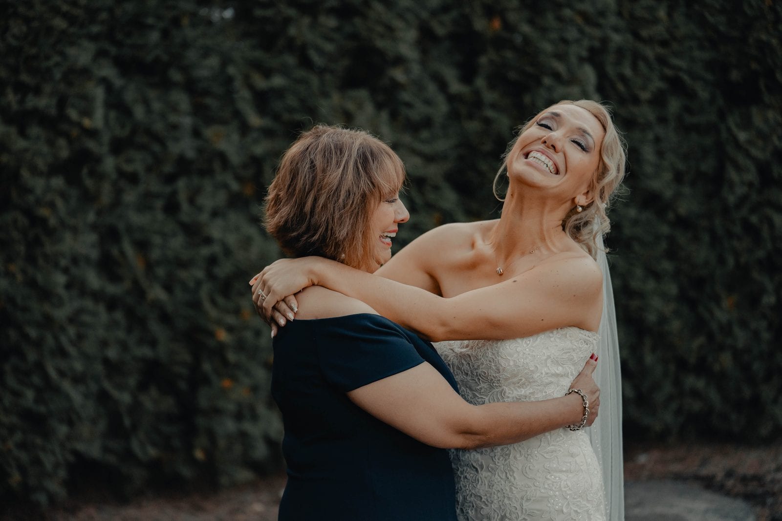 The bride laughing with her mother